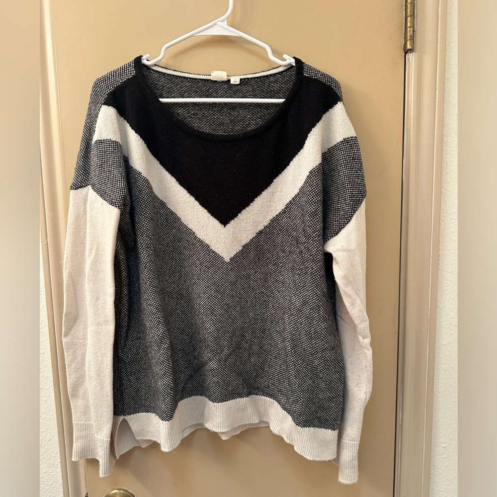 GAP Monochrome Chevron Women's Sweater